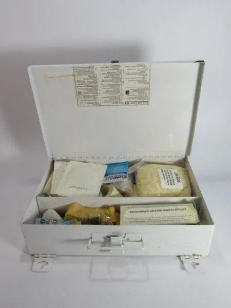 ANTIGA MALETA de LATA, com um KIT de PRIMEIROS SOCORROS (FIRST AID KIT). Contendo inúmeros - Foto 3