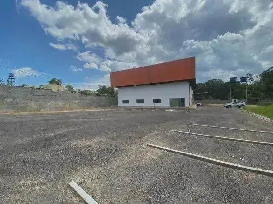 Aluga - se Galpão 1200 M2 Próx. ao Aeroporto com Pãtio e Docas!