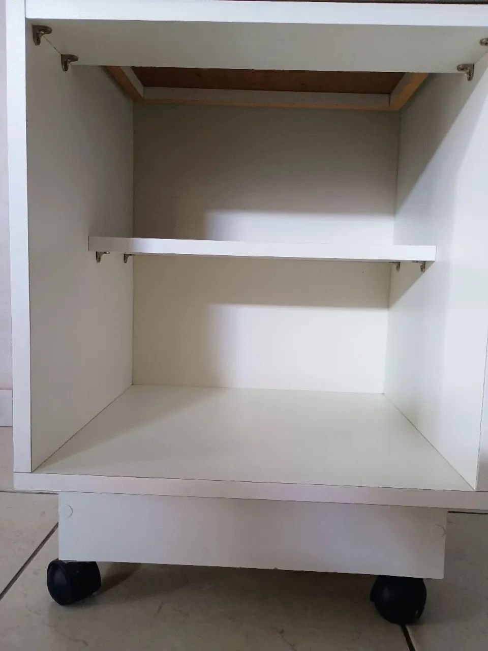 Criado mudocom uma gaveta e duas prateleiras, com rodinhas  - Foto 4