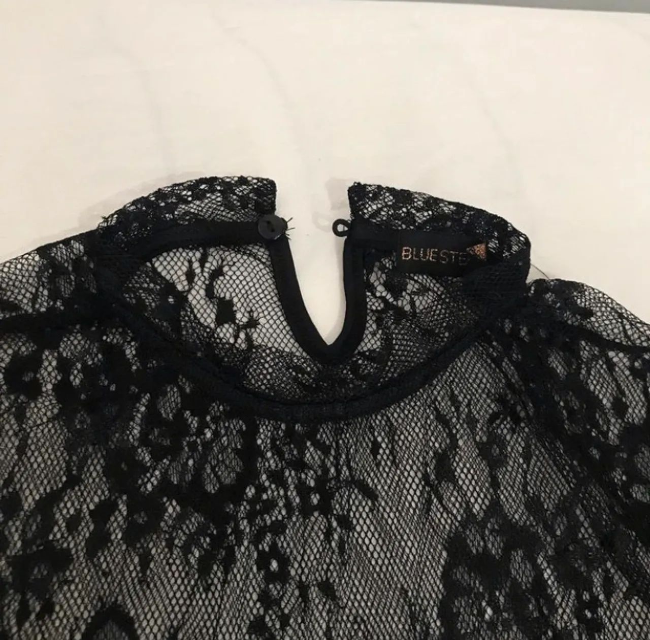 Blusa de renda preta com mangas - Foto 2