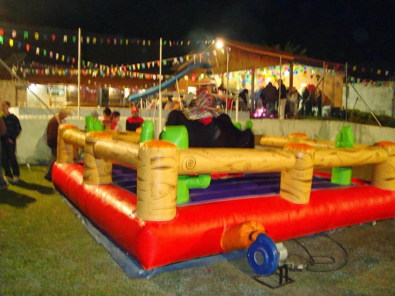 Touro Mecânico Inflável para Festa