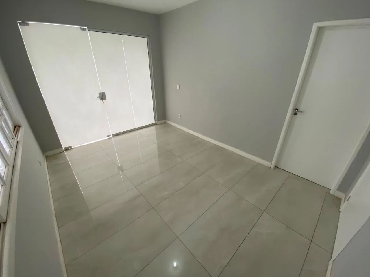 Excelente casa com 04 dormitórios no bairro Santa Mônica! - Foto 3