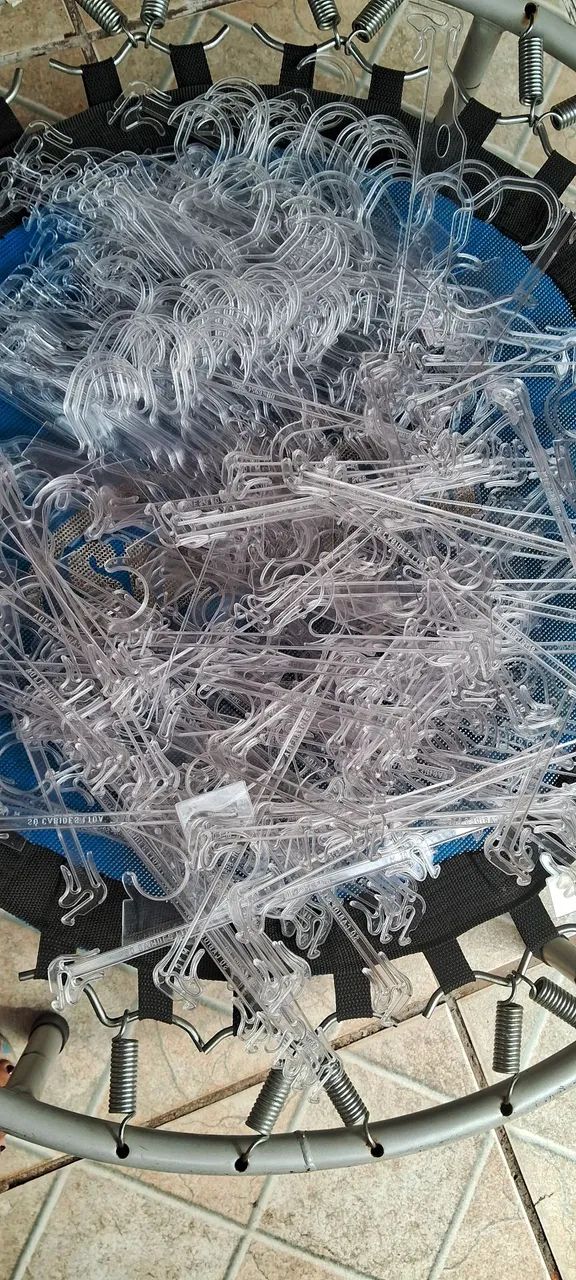 Cabides para comércio 142 cabides transparentes em ótimo estado. Praticamente novos - Foto 2