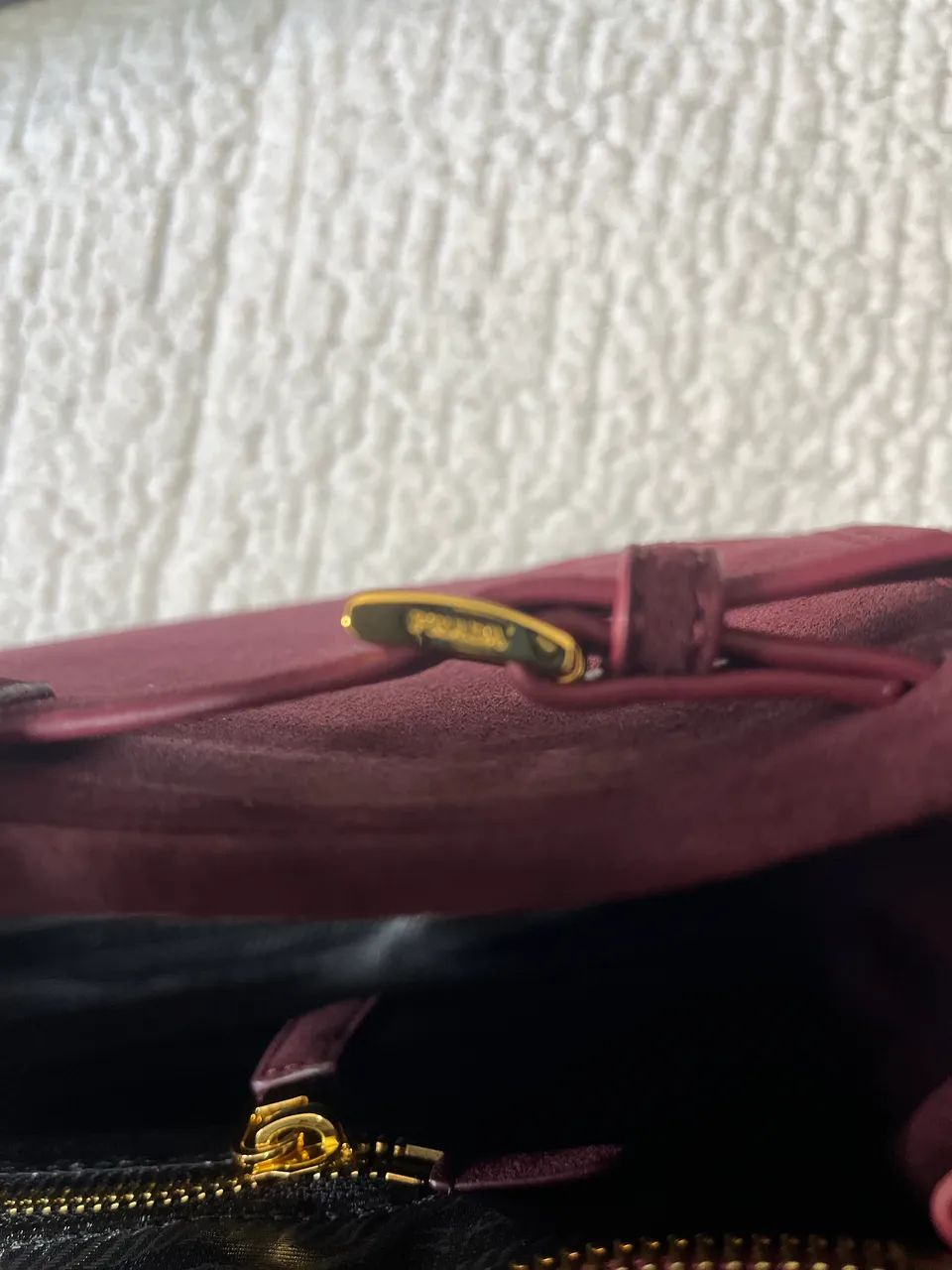 Bolsa Prada  em Camurça Bordô - Logo Triangular Dourado - Foto 2