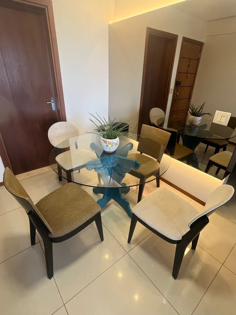 Mesa redonda de vidro 120 cm com base de madeira + 4 cadeiras