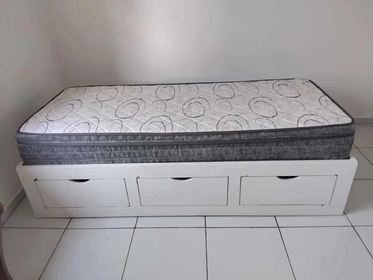 Cama de solteiro com colchão seminovo. - Foto 4