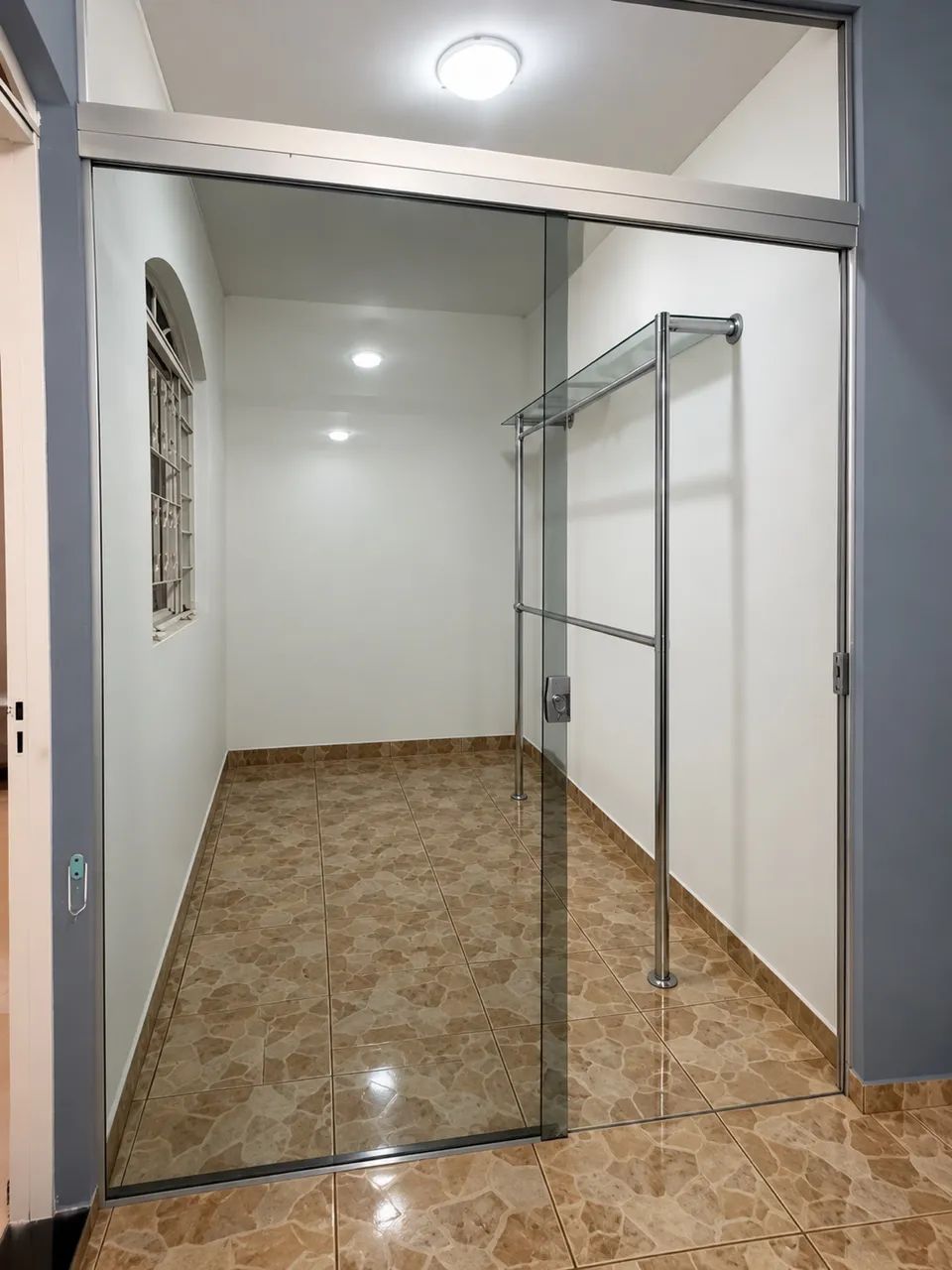 ARARA DE ROUPAS / EXPOSITOR CROMADO COM TAMPO DE VIDRO