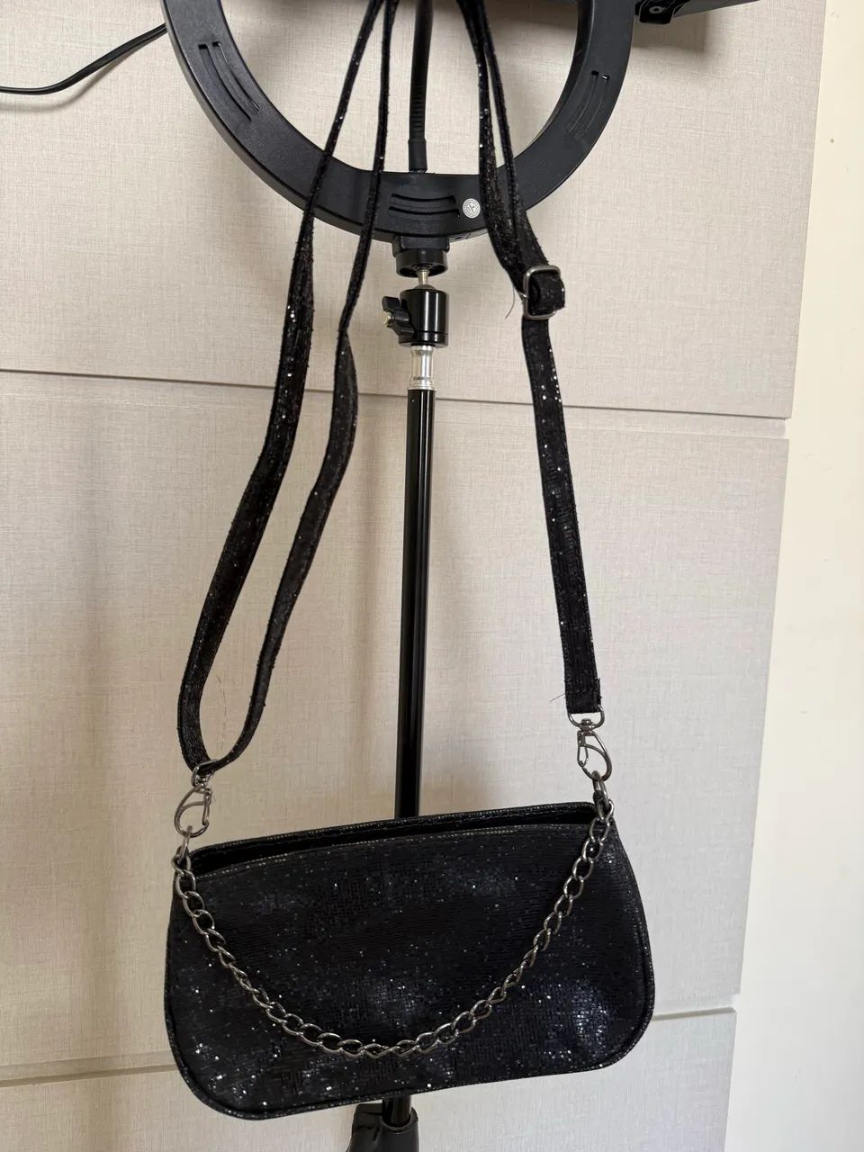 Bolsa Transversal Preta com Brilho e Corrente (Estilo Baguette) - Foto 2