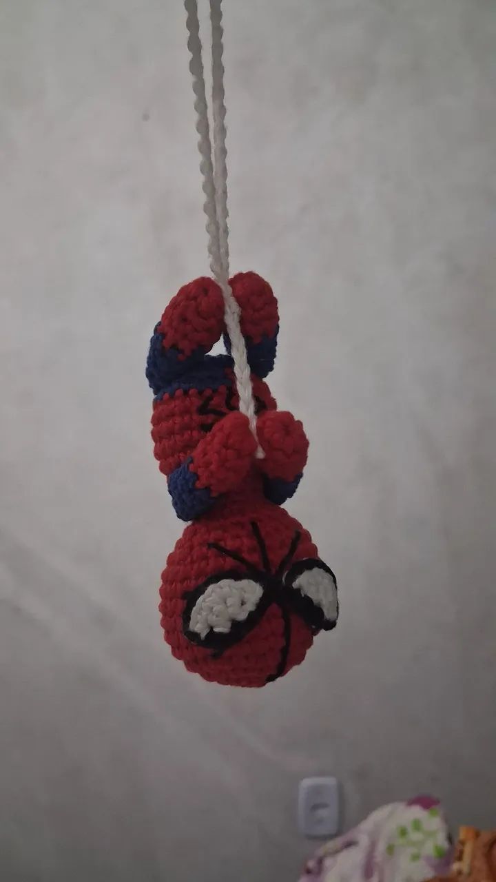 Chaveiro homem-aranha de crochê 