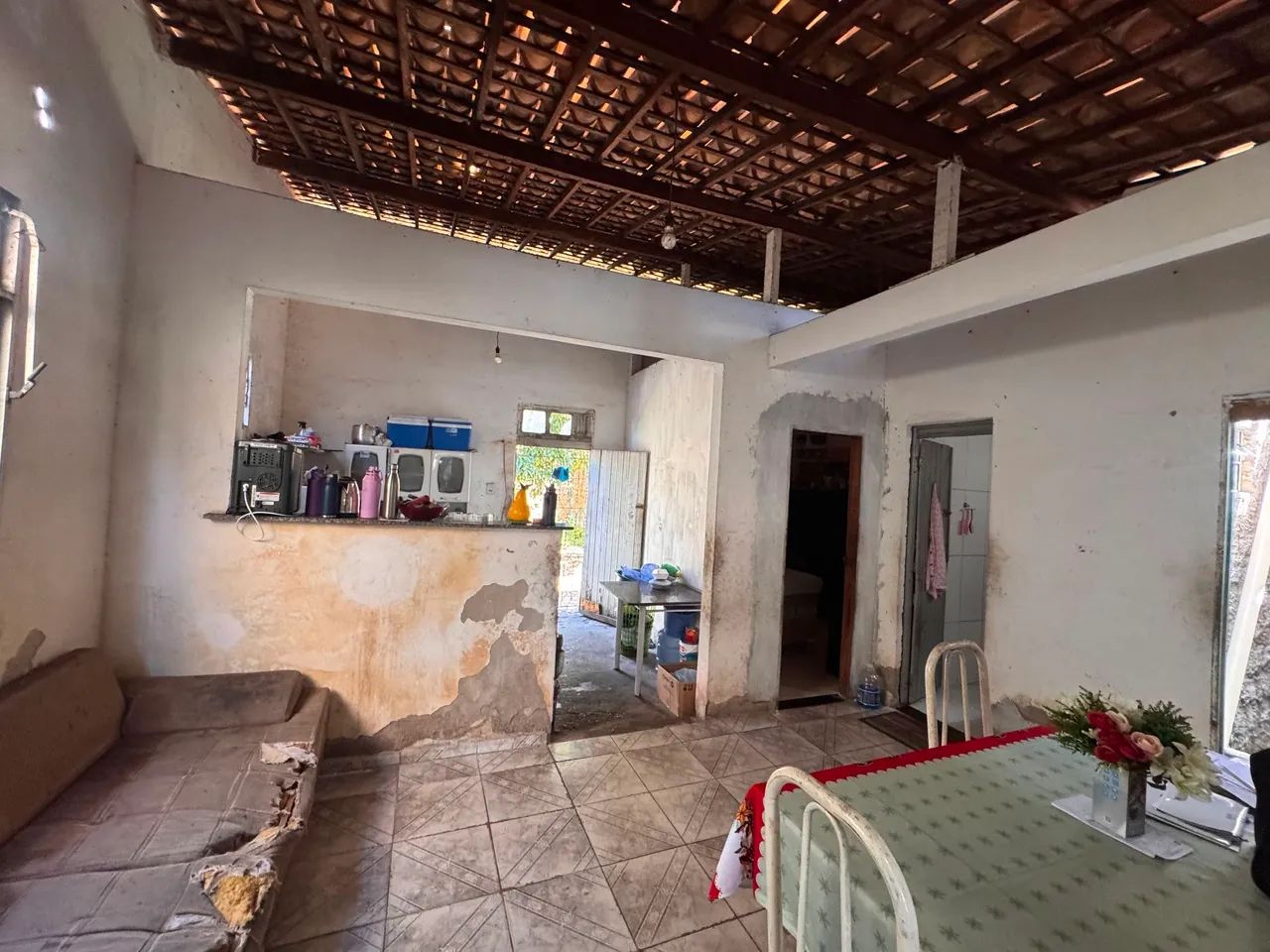 Casa bem localizada em av. 