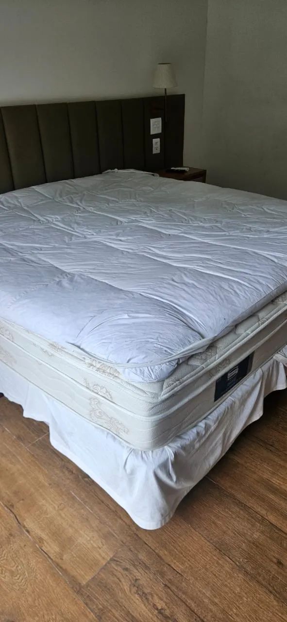 Vendo conjunto de cama e box King com pilow top plumas de ganso