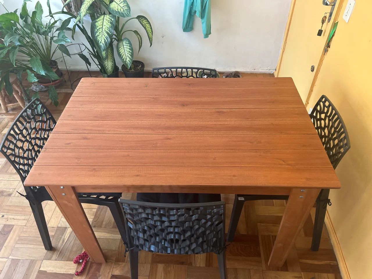 Mesa de madeira com cadeiras