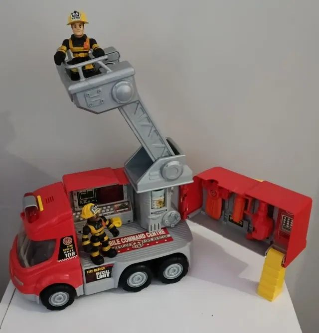 *Caminhão de bombeiros de resgate*, apresentando uma escada extensível e compartimentos fu
