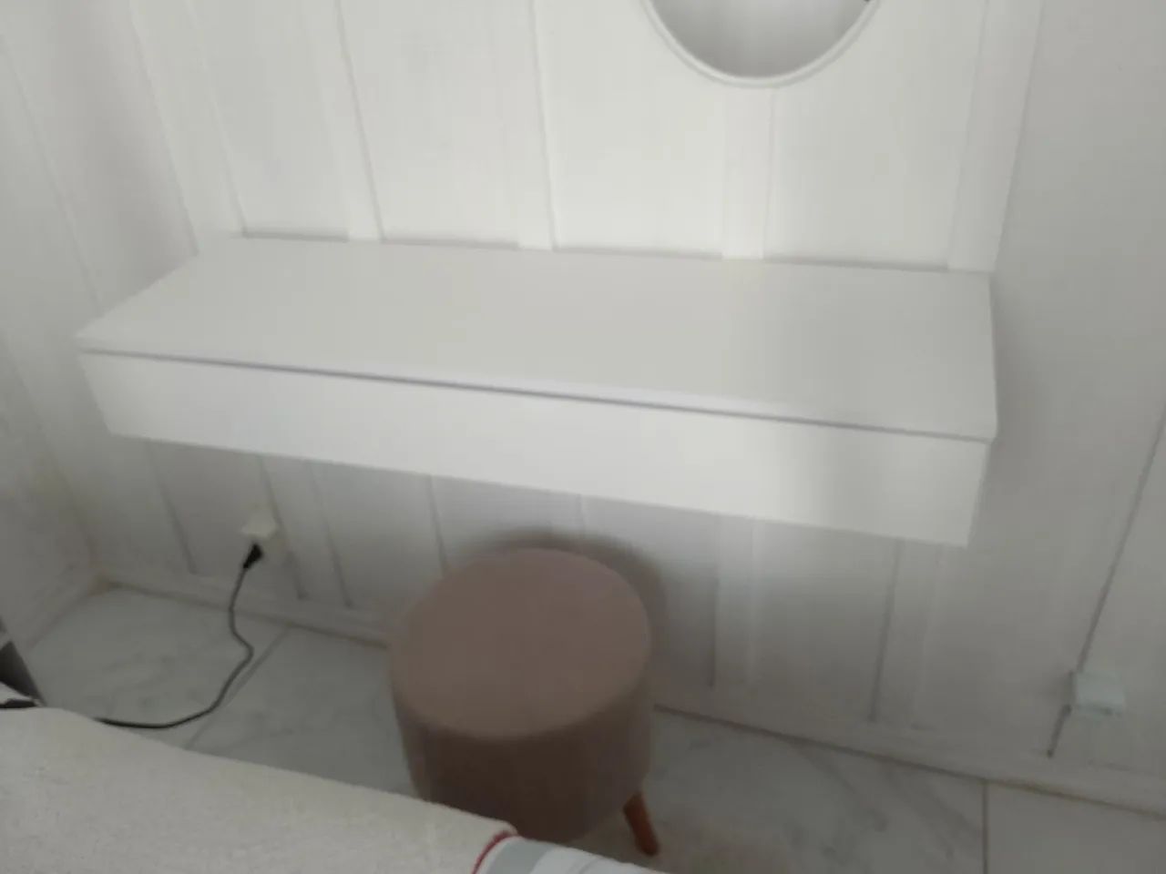 Penteadeira ou mesa de estudo com puf +prateleiras