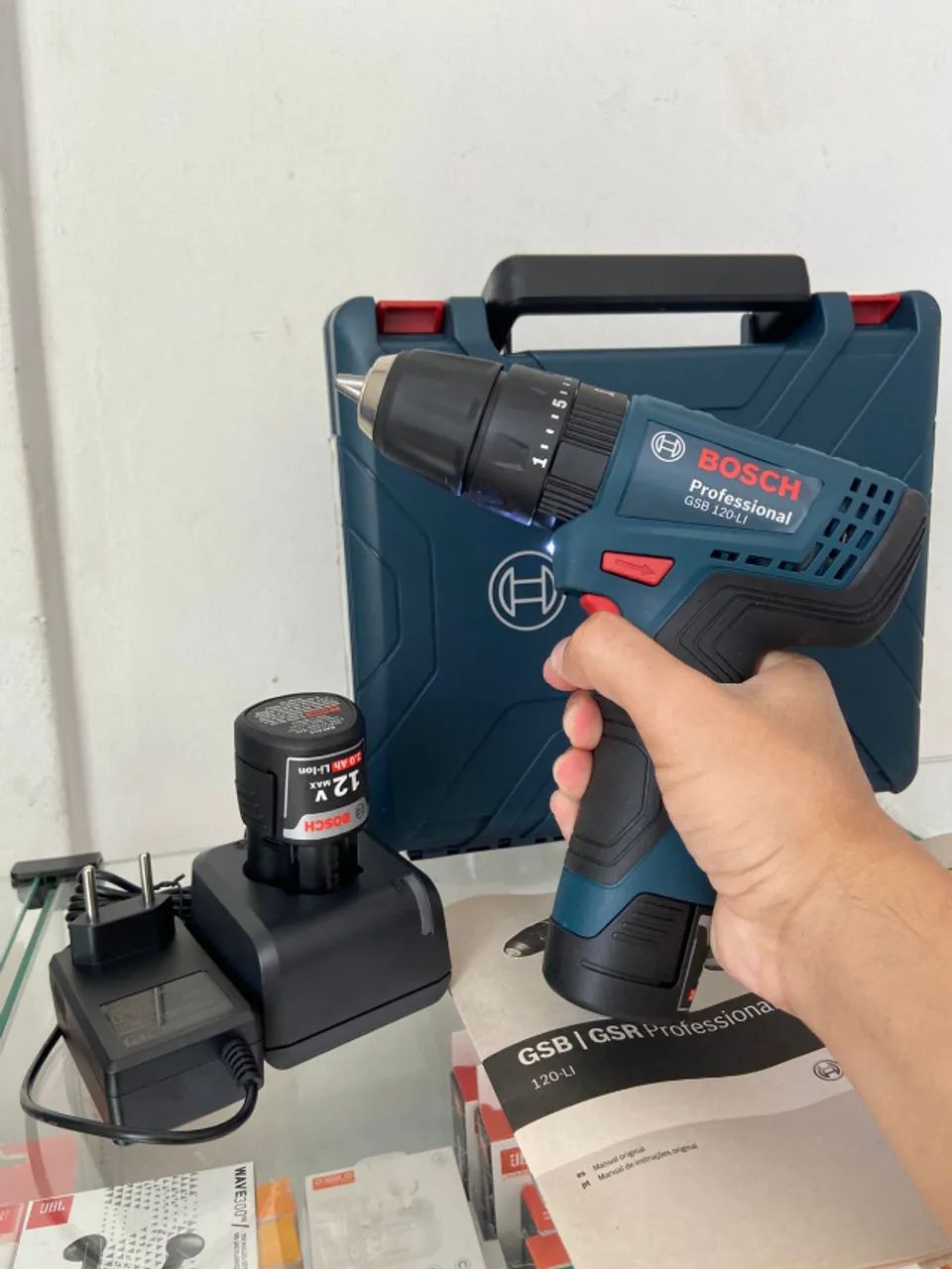 Parafusadeira Furadeira Bosch GSB 120-LI 12V com 2 baterias, 1 carregador e maleta