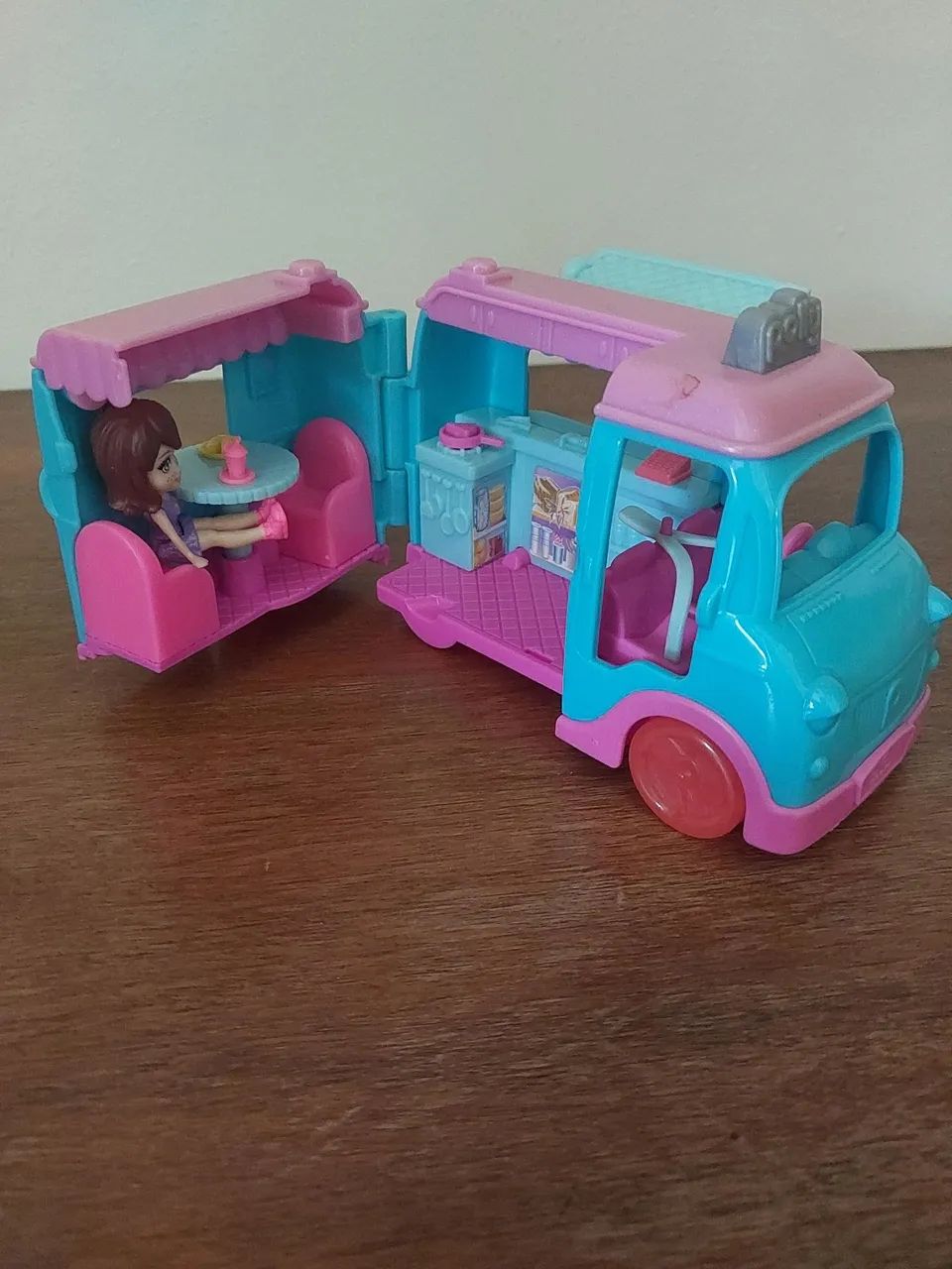 Trailler de lanches articulado Polly com uma boneca