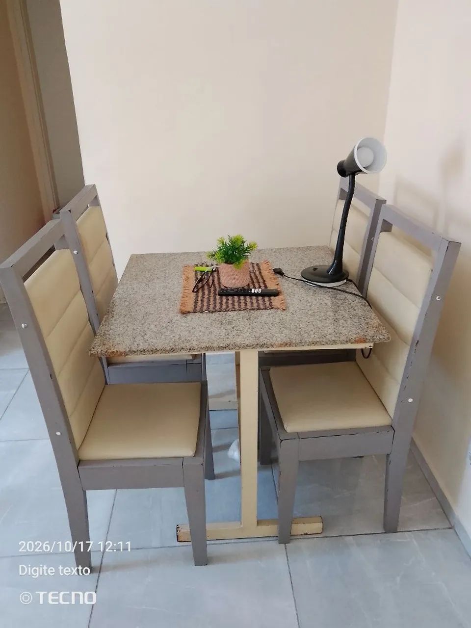 Mesa com tampo de mármore com 4 cadeiras