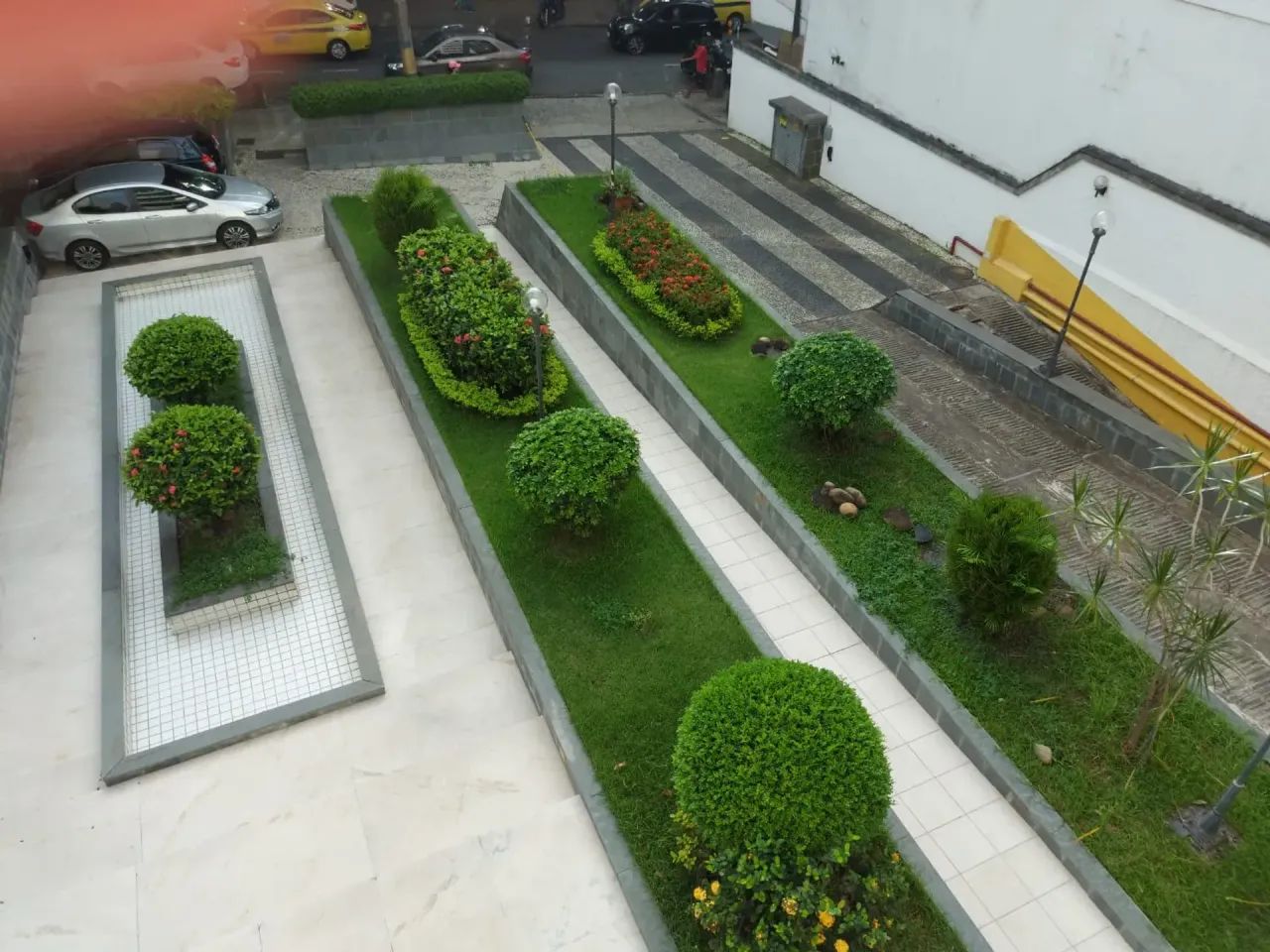 Excelente apartamento de 4 quartos com varanda em condomínio com piscina.