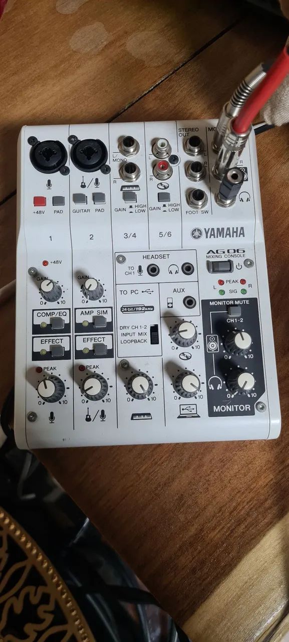 mesa de som e interface de áudio USB Yamaha AG06 branca.
