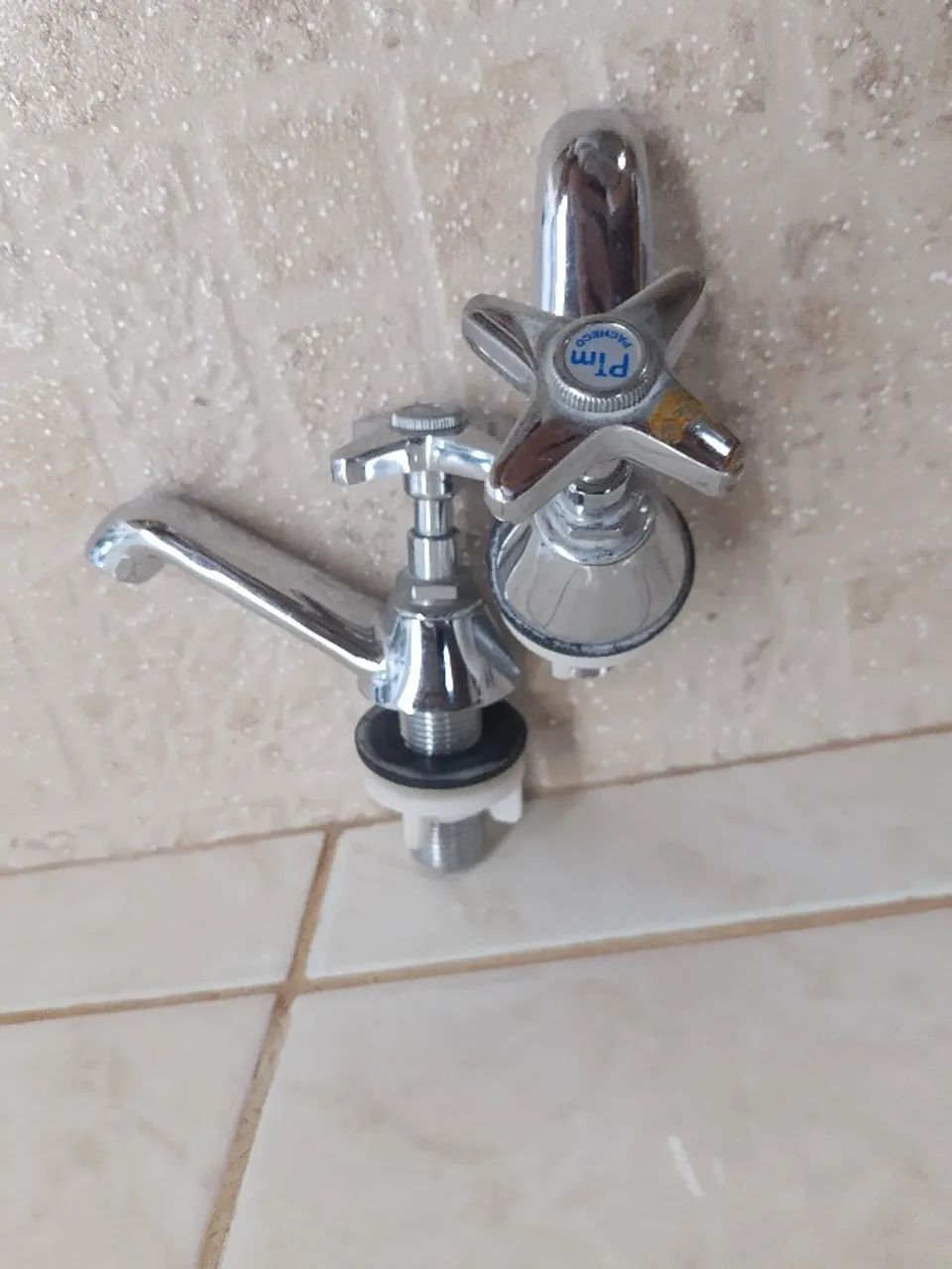 Kit com 2 torneiras de lavabo