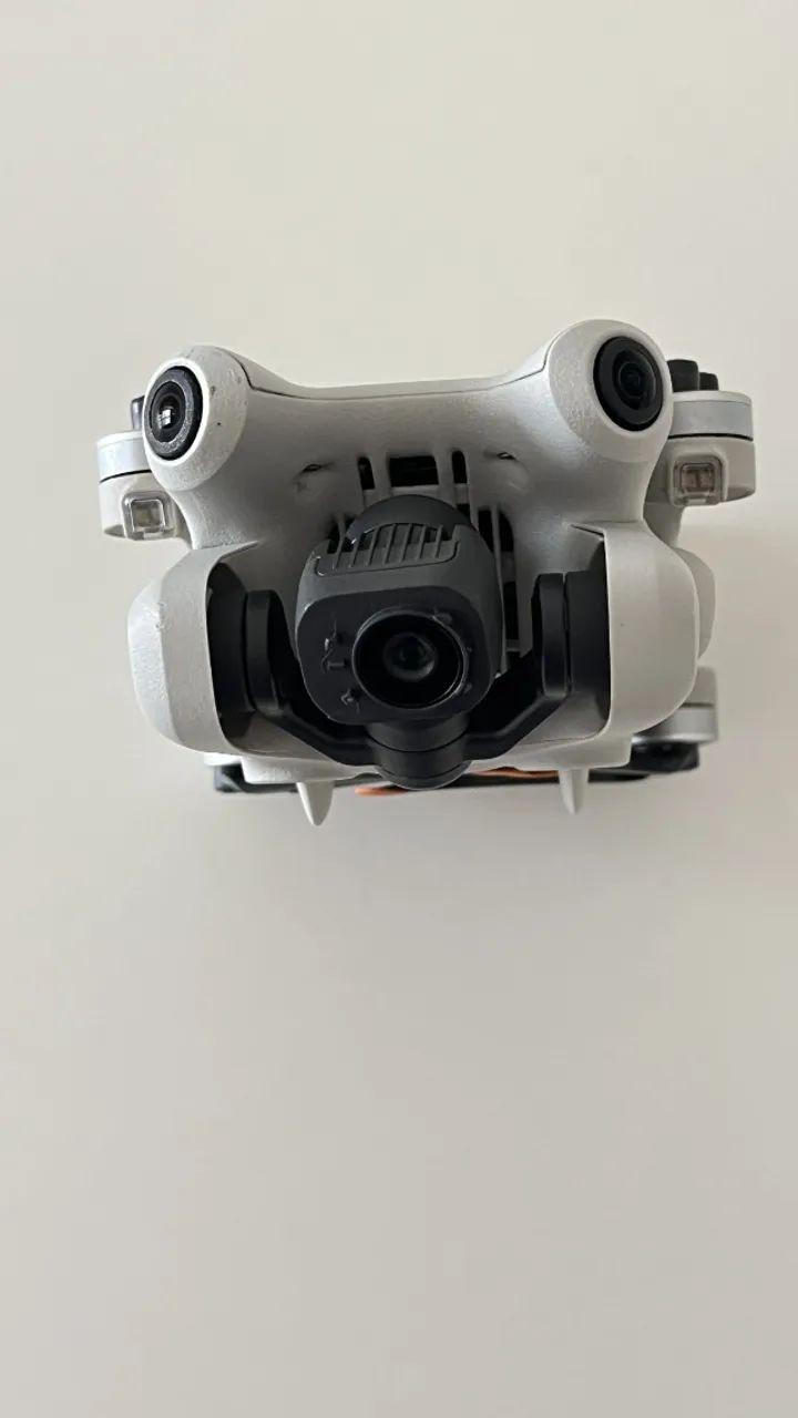 Drone DJI Mini 4 Pro Fly More Combo com câmera 4K cinza 3 baterias (Com Tela)