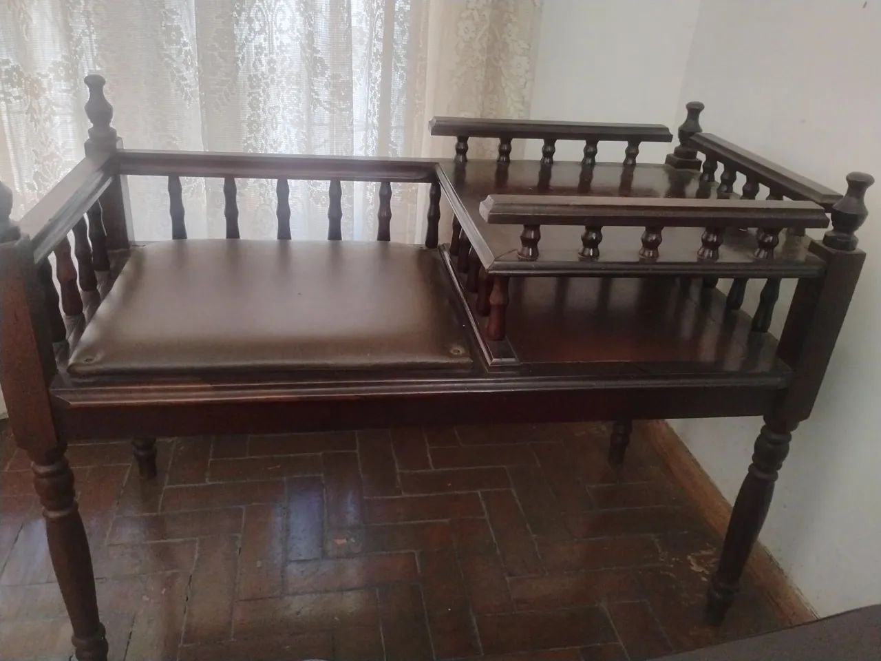 Vendo uma fofoqueira antiga com acento de couro