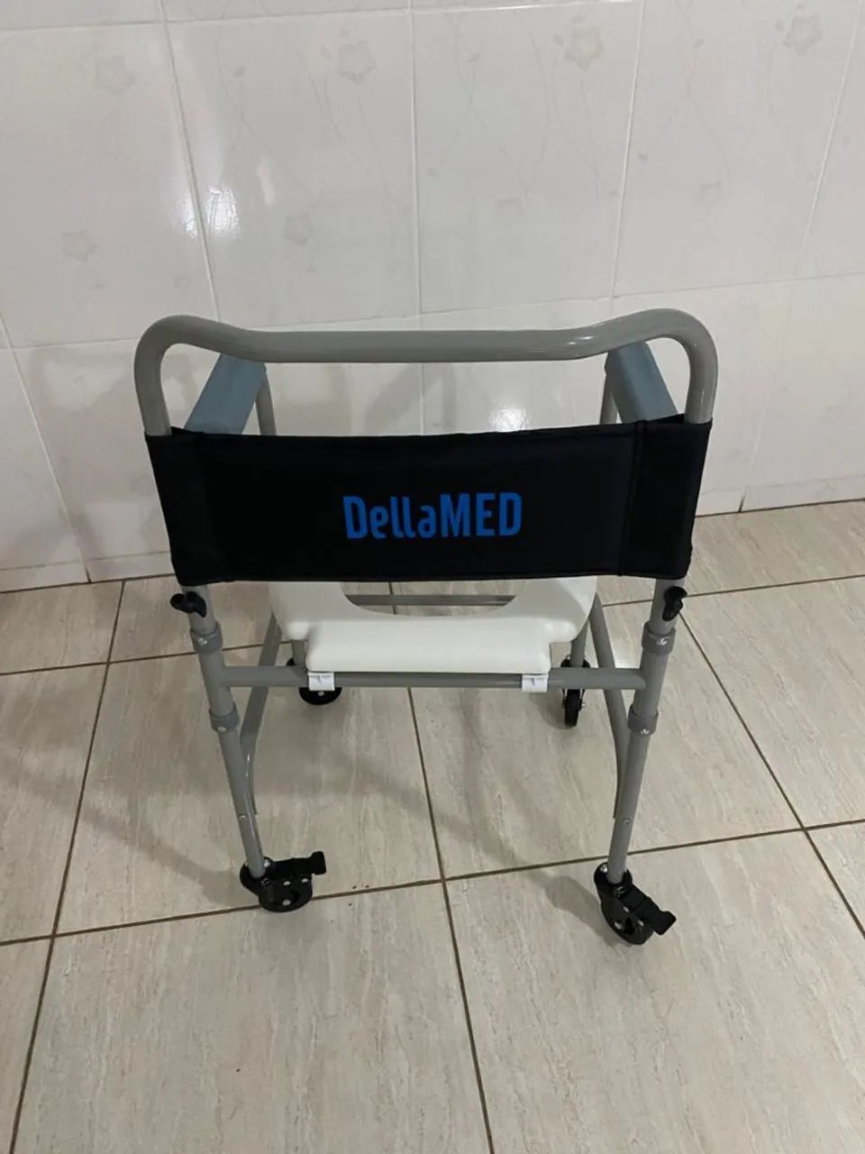 Vendo cadeira banho usada só uma vez 