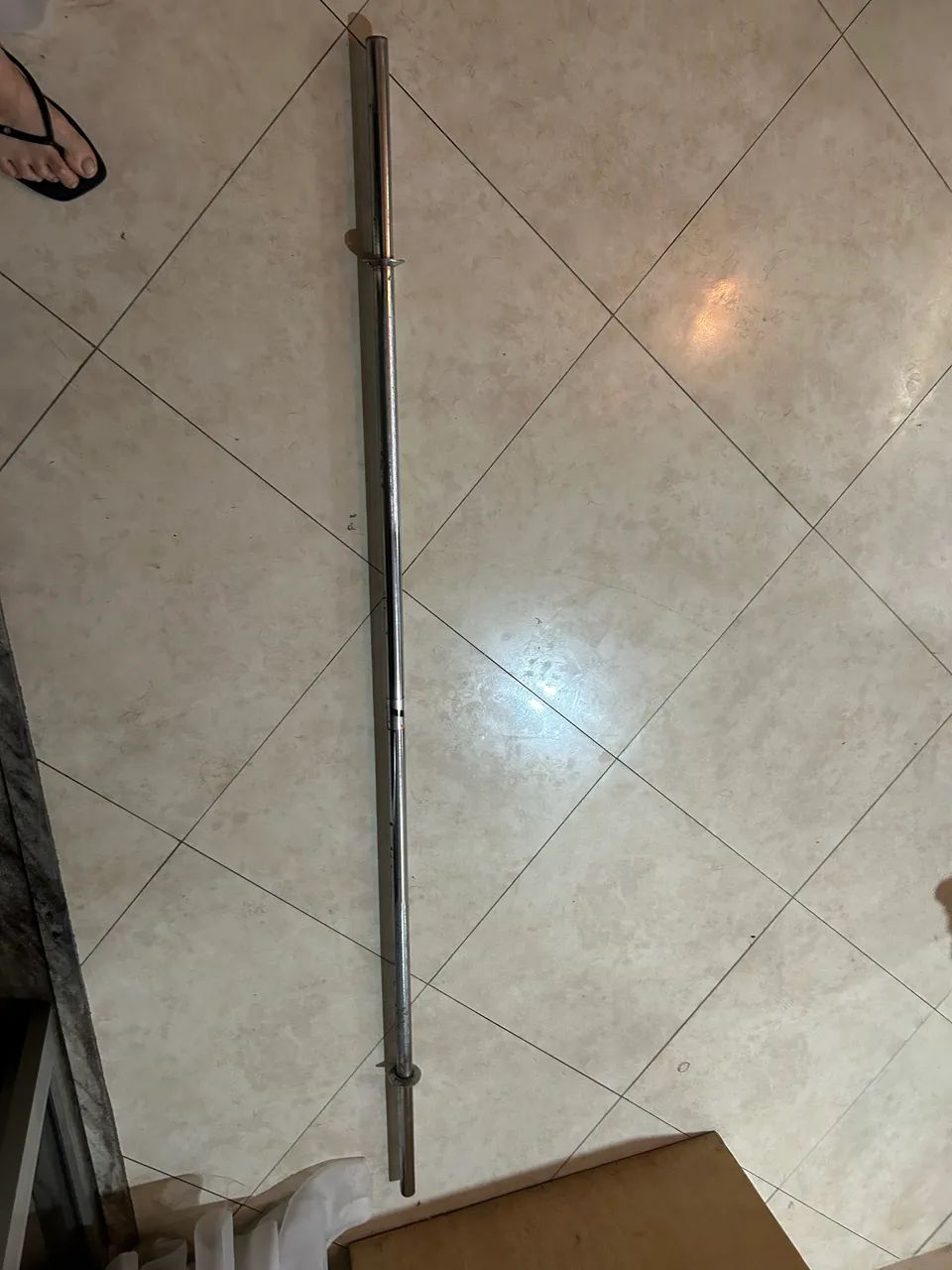 Uma barra cromada e 2 Anilhas de 10kg com presilhas  - Foto 2