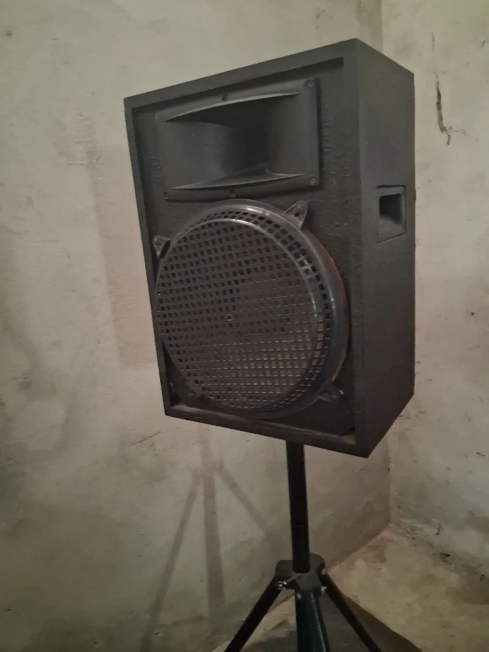 Caixa de som com tripé 