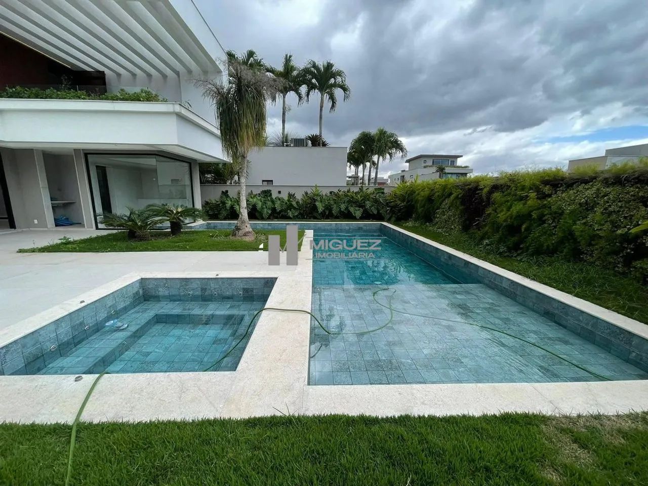 Casa TRIPLEX a venda no Condomínio ALPHAVILLE de Alto Padrão e sofisticação com 5 suítes e - Foto 2