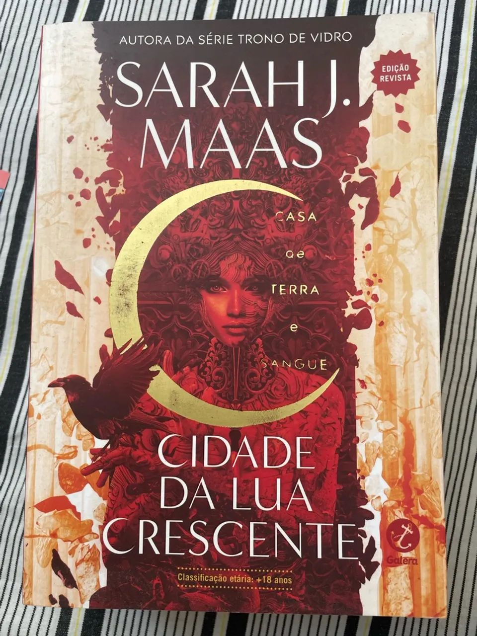 Livro: Cidade da Lua Crescente - Casa de Terra e Sangue (Sarah J. Maas)
