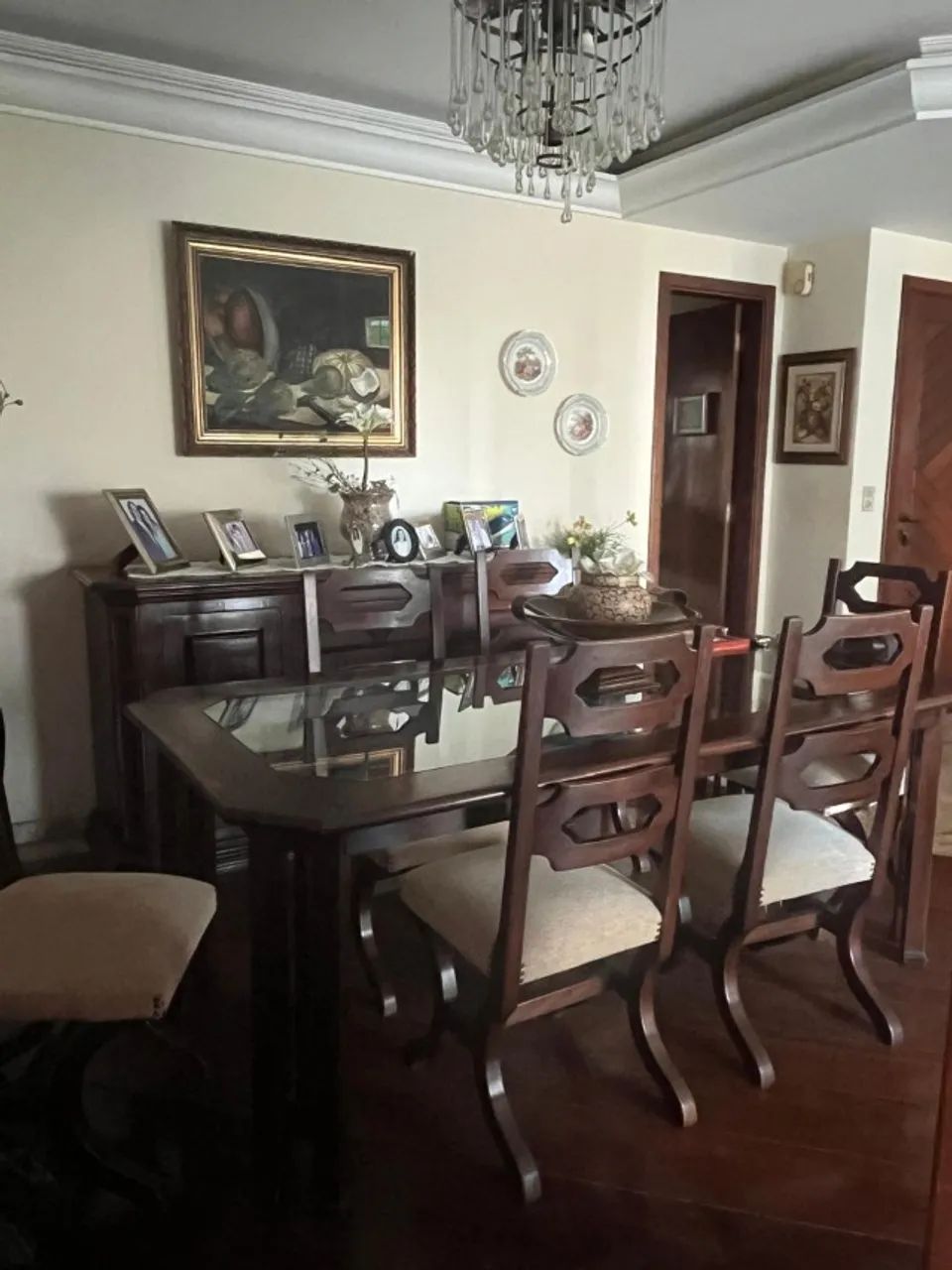 Mesa de jantar retangular com tampo de vidro, com 6 cadeiras estofadas no assento