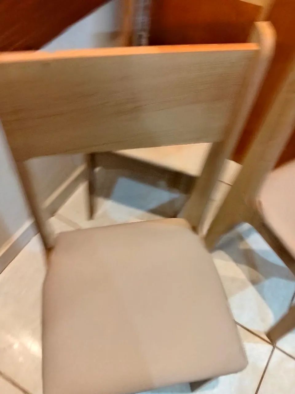 Jogo de 4 Cadeiras de Jantar em Madeira com Assento Estofado - Foto 2