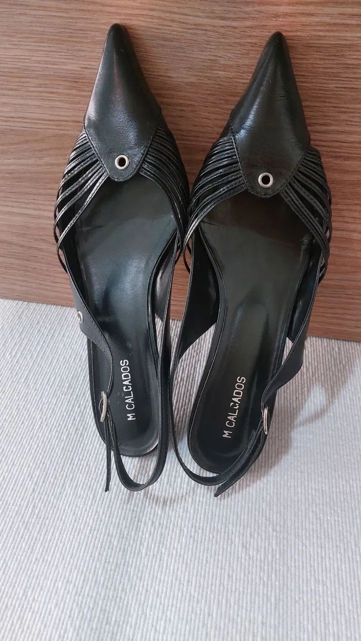 Sapato modelo slingback preto