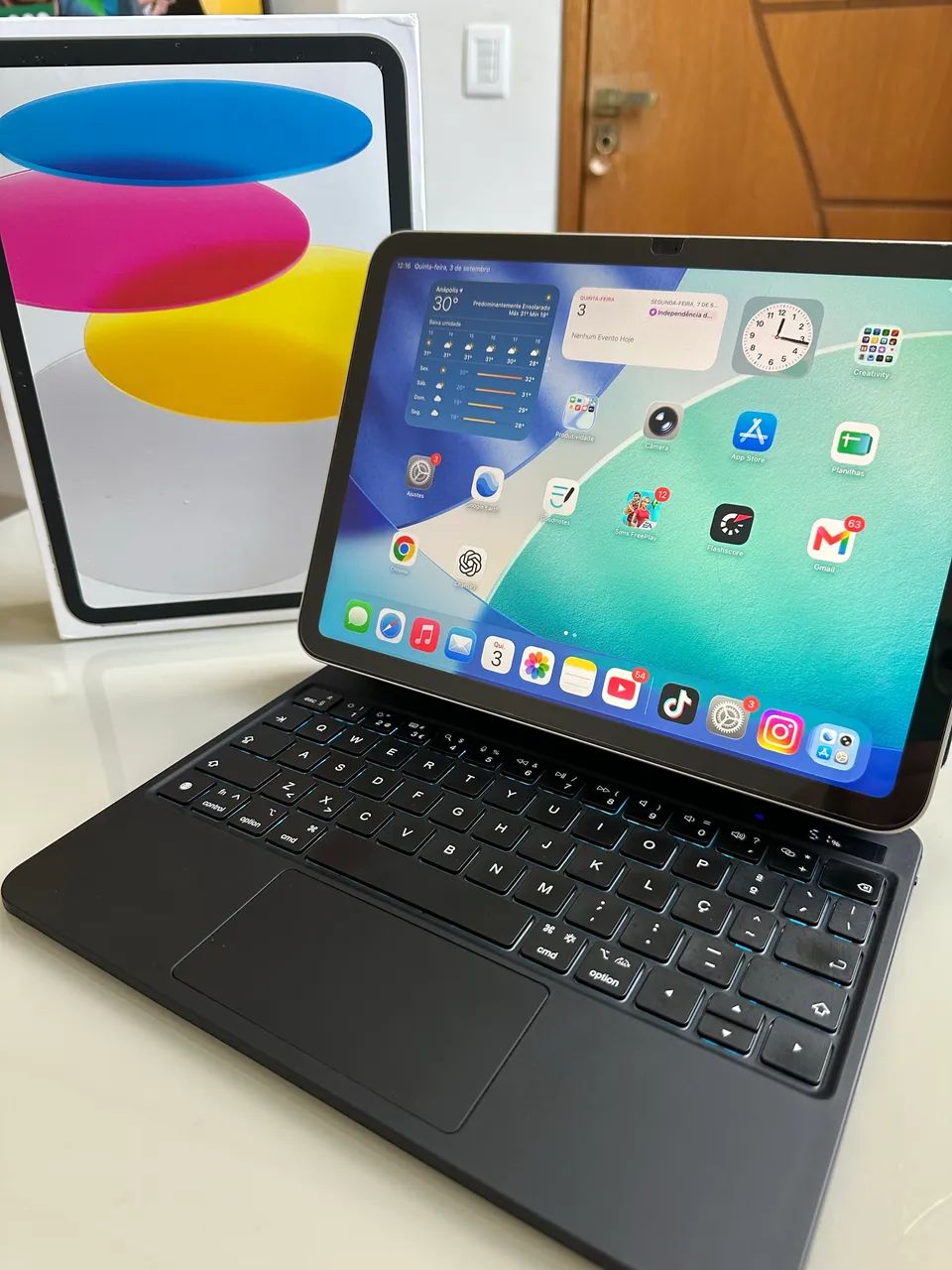 iPad 11 / Prata / 128GB / Com Teclado Bluetooth  - Foto 2
