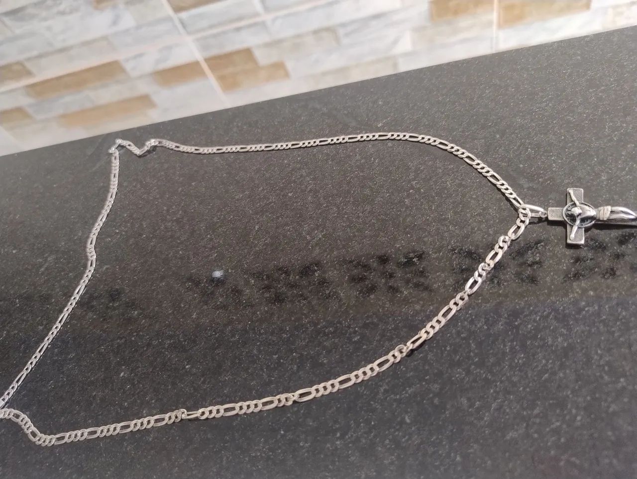 Cordão de prata com pingente crucifixo 