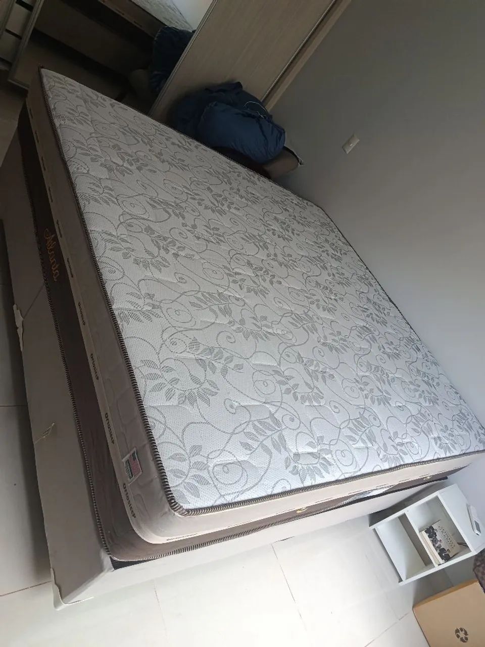 Cama super King com colchão firme resistente a peso 
