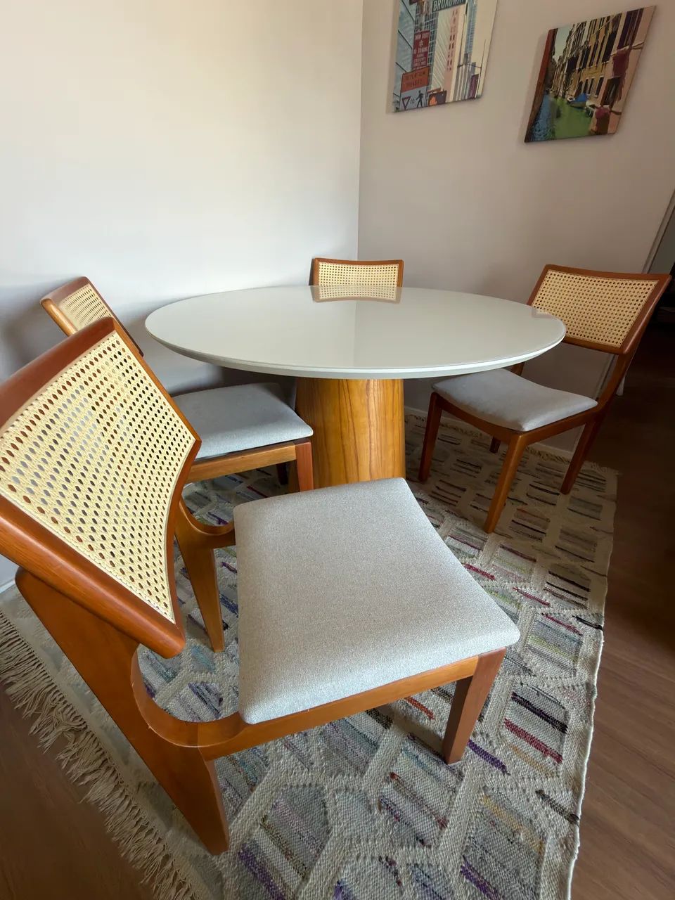 Mesa com tampo de vidro redonda