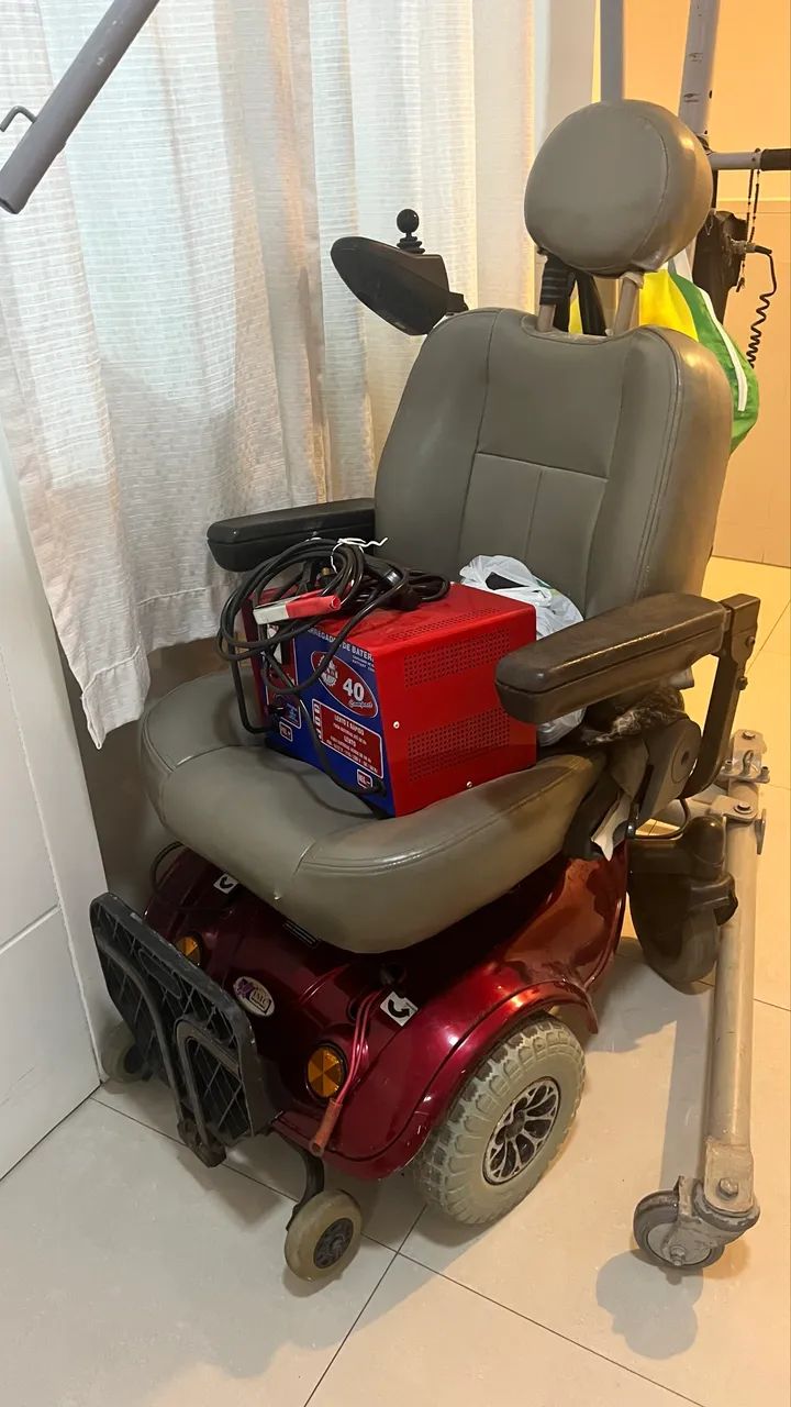 Cadeira de rodas motorizada com guincho elevador  - Foto 3