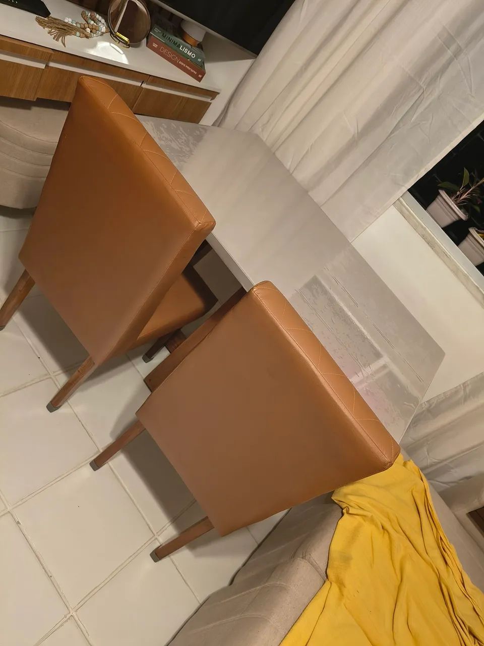 Vendo mesa de madeira com 4 cadeiras  - Foto 3