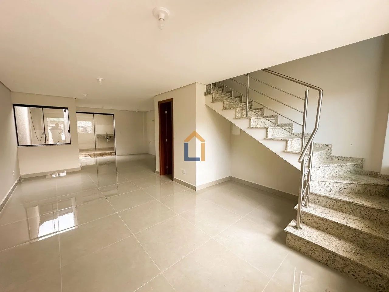 Sobrado com 3 quartos com ótimos acabamentos - Foto 2