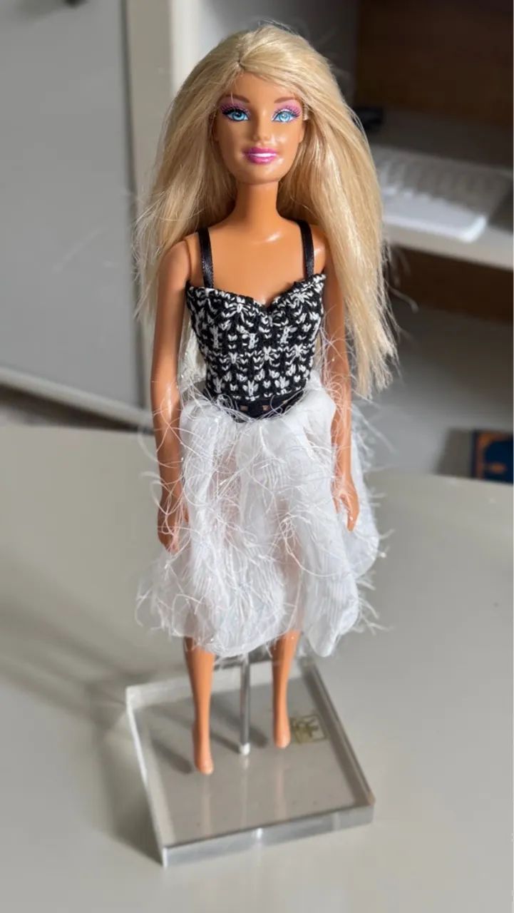 Barbie básica antiga 