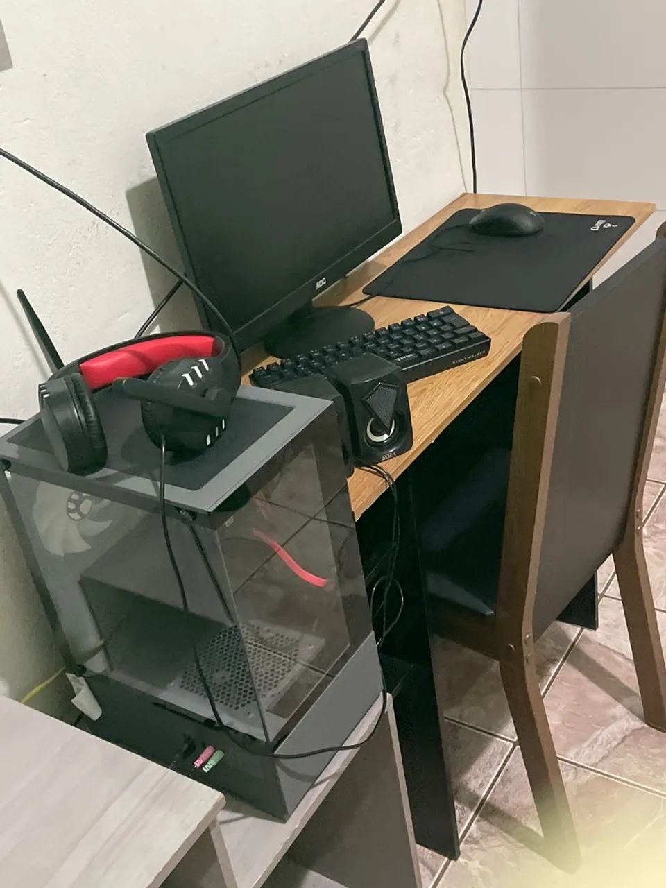 Computador gamer com mesa junto