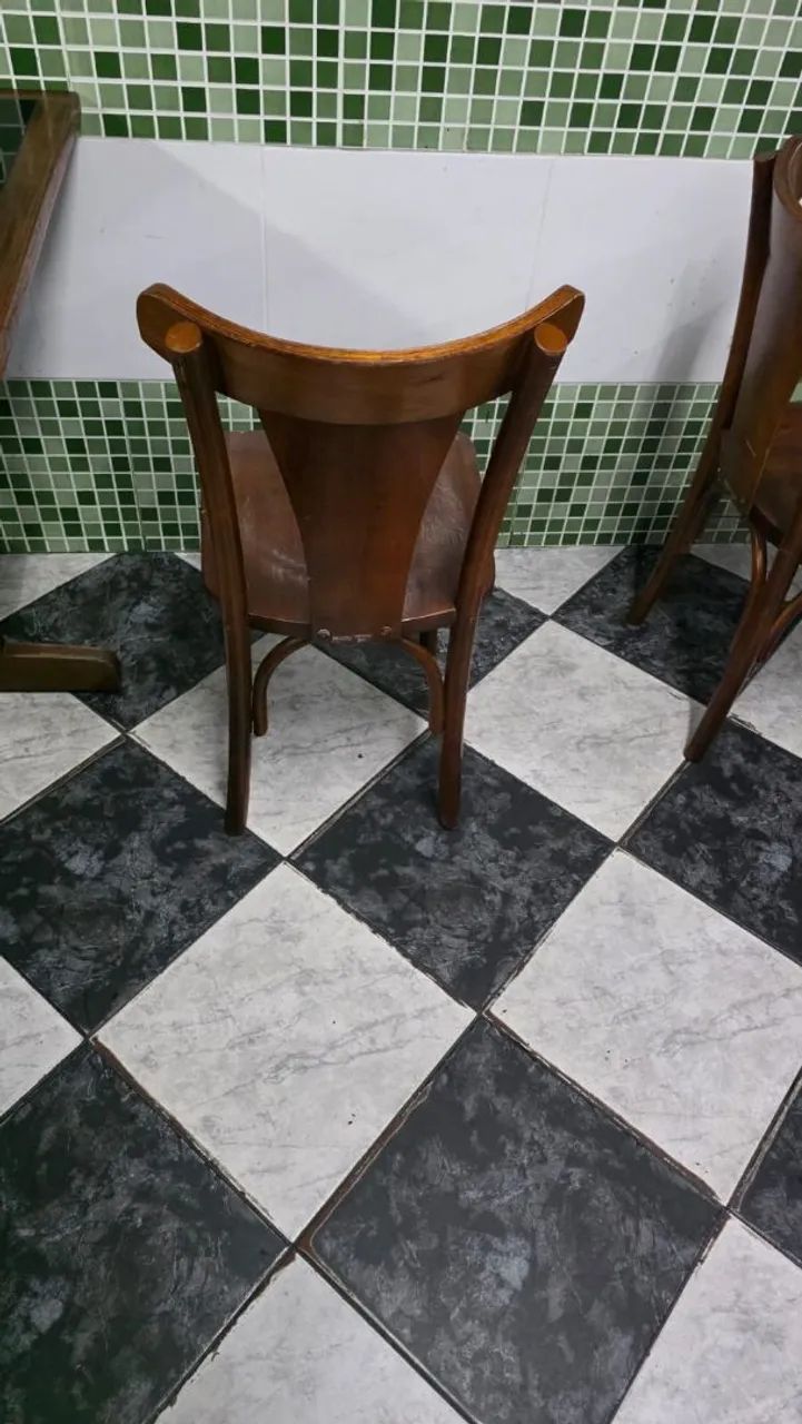 Cadeiras de madeira. 50un.