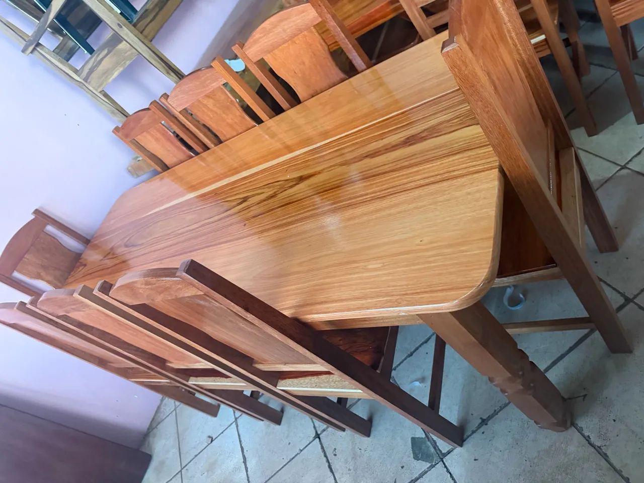 Mesa 8 cadeiras pernas torneadas 
