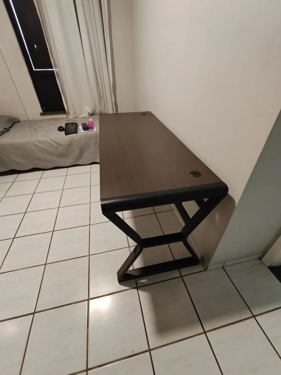 Mesa escritório + organizador de cabos  - Foto 3