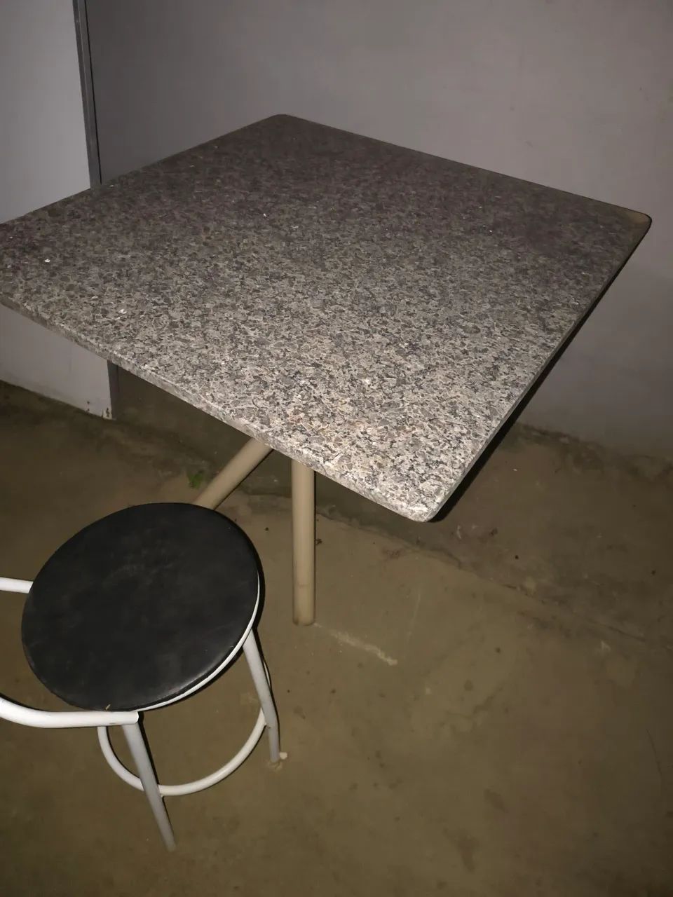 Mesa com tamboretes 