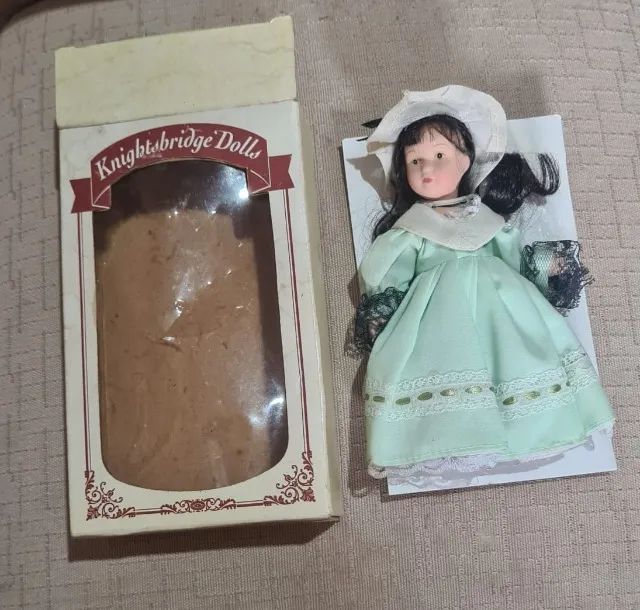 Boneca colecionável de porcelana da marca Knightsbridge Dolls - Foto 2