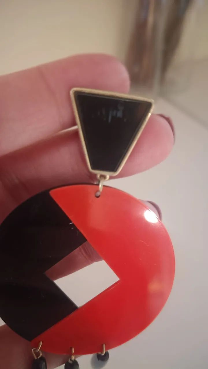 Brinco em acrílico preto e laranja - Foto 2
