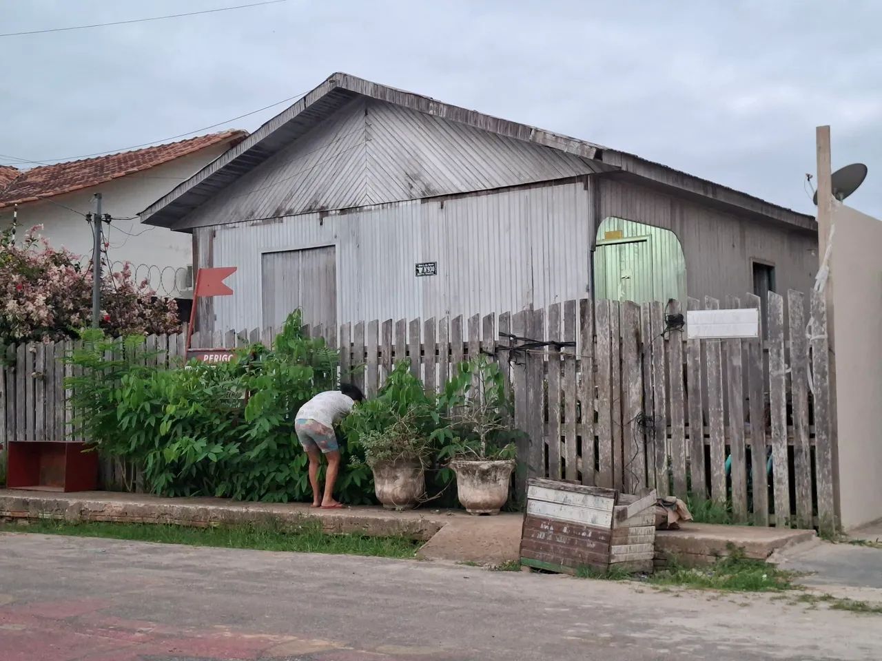 CASA BEM LOCALIZADA COM TERRENO